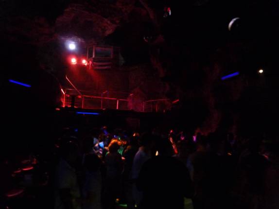Balada em uma disco dentro de uma caverna em Trinidad, - Cuba Balada em uma disco dentro de uma caverna em Trinidad, - Cuba