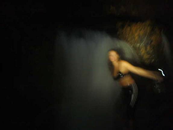 Banho de cachoeira na caverna Água Suja, no PETAR Banho de cachoeira na caverna Água Suja, no PETAR