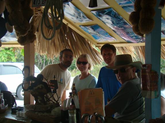 Bar na estrada em Long Island - Bahamas Bar na estrada em Long Island - Bahamas