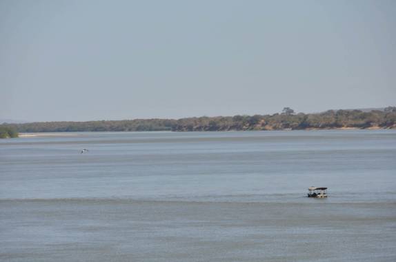 Barco solitário sobe o Rio São Francisco, na cidade de Itacarambi - MG Barco solitário sobe o Rio São Francisco, na cidade de Itacarambi - MG
