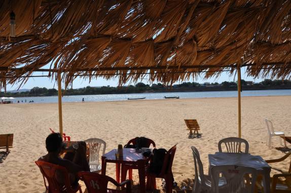 Barraca na praia do Rio São Francisco, em Januária - MG Barraca na praia do Rio São Francisco, em Januária - MG