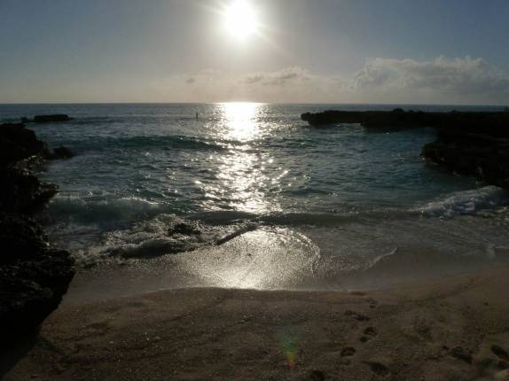 Belo e tranquilo fim de tarde na praia de Smith Cove, ao sul de George Town, em Grand Cayman Belo e tranquilo fim de tarde na praia de Smith Cove, ao sul de George Town, em Grand Cayman
