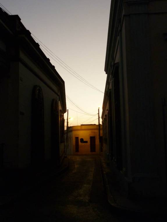 Belo fim de tarde nas ruas do charmoso centro histórico de Camaguey, em Cuba Belo fim de tarde nas ruas do charmoso centro histórico de Camaguey, em Cuba