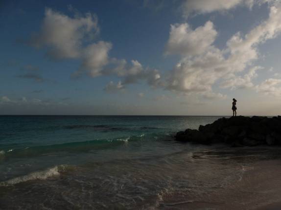 BelÃssimo entardecer na praia de Dover, na costa sul de Barbados, no Caribe BelÃssimo entardecer na praia de Dover, na costa sul de Barbados, no Caribe