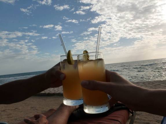 Brinde para a Jamaica, em Treasure Beach, no litoral sul da país Brinde para a Jamaica, em Treasure Beach, no litoral sul da país