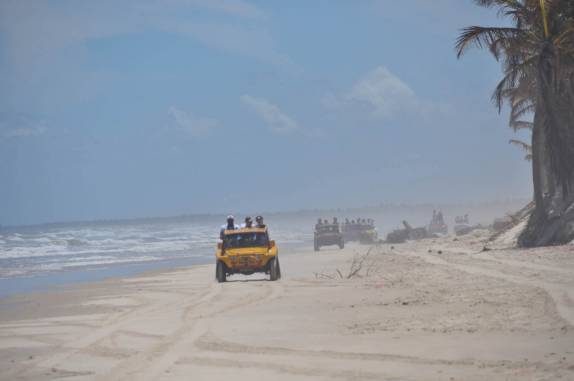Bugues carregados de turistas chegam em Mangue Seco - BA Bugues carregados de turistas chegam em Mangue Seco - BA