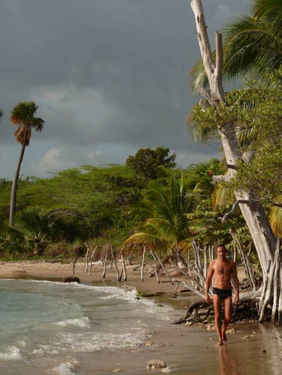 Caminhada em praia de Treasure Beach, no litoral sul da Jamaica Caminhada em praia de Treasure Beach, no litoral sul da Jamaica