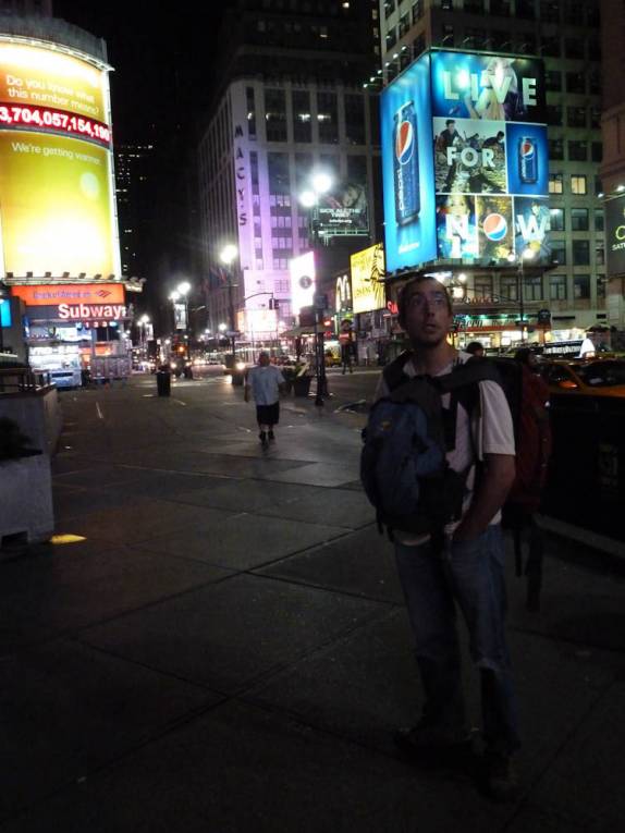 Caminhando de madrugada, mochila nas costas, em Nova Iorque, nos Estados Unidos Caminhando de madrugada, mochila nas costas, em Nova Iorque, nos Estados Unidos