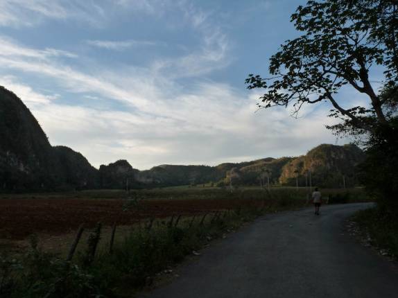 Caminhando na belíssima região de Viñales, no oeste de Cuba Caminhando na belíssima região de Viñales, no oeste de Cuba