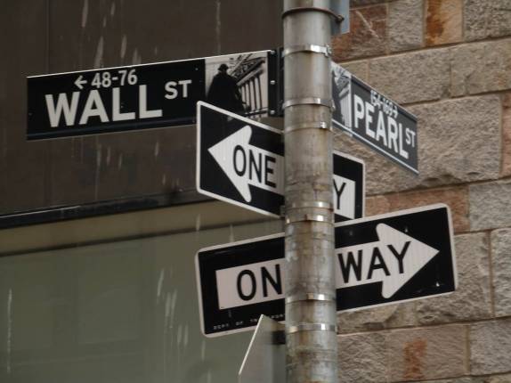 caminhando na famosa Wall Street, ano sul de Manhattan, em Nova Iorque, nos Estados Unidos caminhando na famosa Wall Street, ano sul de Manhattan, em Nova Iorque, nos Estados Unidos