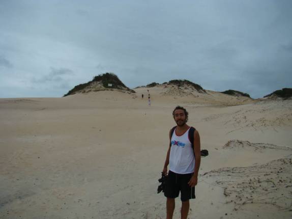 Caminhando pelas dunas em Itaúnas - ES Caminhando pelas dunas em Itaúnas - ES