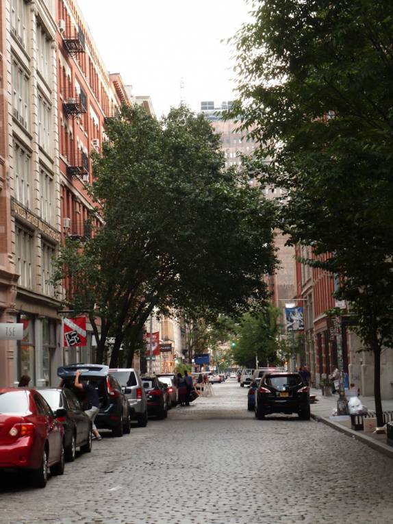Caminhando pelo Soho, no sul de Manhattan, em Nova Iorque, nos Estados Unidos Caminhando pelo Soho, no sul de Manhattan, em Nova Iorque, nos Estados Unidos