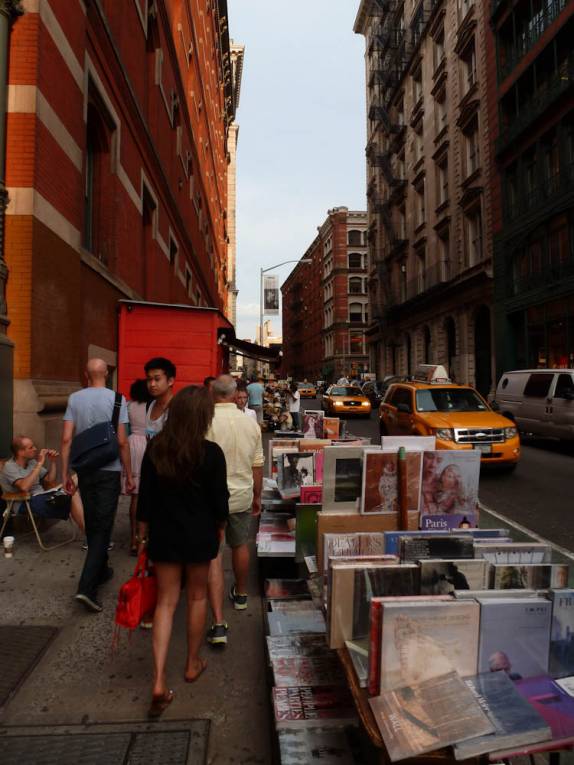 Caminhando pelo Soho, no sul de Manhattan, em Nova Iorque, nos Estados Unidos Caminhando pelo Soho, no sul de Manhattan, em Nova Iorque, nos Estados Unidos