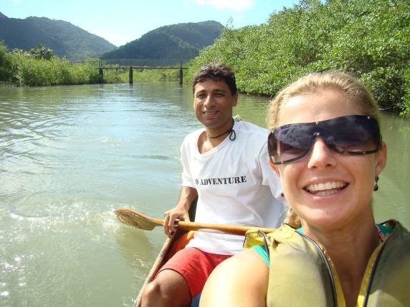 Canoa a caminho da Juréia - SP. O Amilton, nosso guia, está no leme Canoa a caminho da Juréia - SP. O Amilton, nosso guia, está no leme