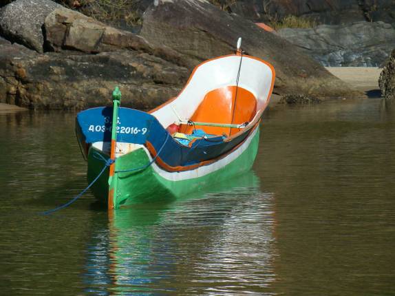 Canoas no rio ao lado da praia no Bonete em Ilha Bela - SP Canoas no rio ao lado da praia no Bonete em Ilha Bela - SP