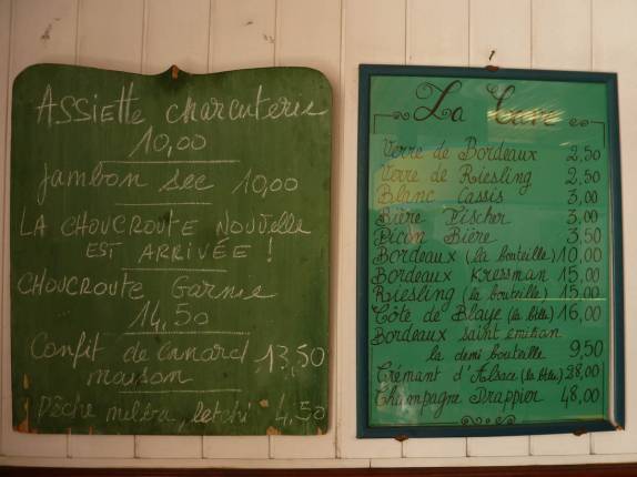 Cardápio de restaurante em St. Pierre, antiga capital de Martinica Cardápio de restaurante em St. Pierre, antiga capital de Martinica