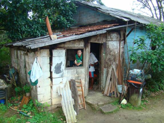 Casa de moradores locais, dentro do parque, na Juréia - SP Casa de moradores locais, dentro do parque, na Juréia - SP