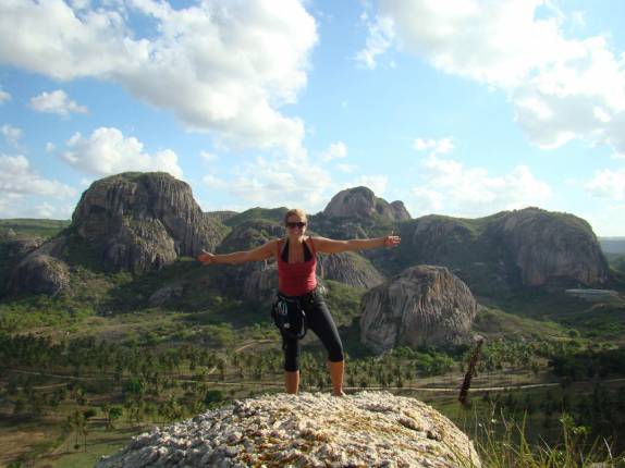 Celebração no alto da Pedra do Lagarto, na região de Passa e Fica - RN. Parque da Pedra da Boca ao fundo. Celebração no alto da Pedra do Lagarto, na região de Passa e Fica - RN. Parque da Pedra da Boca ao fundo.