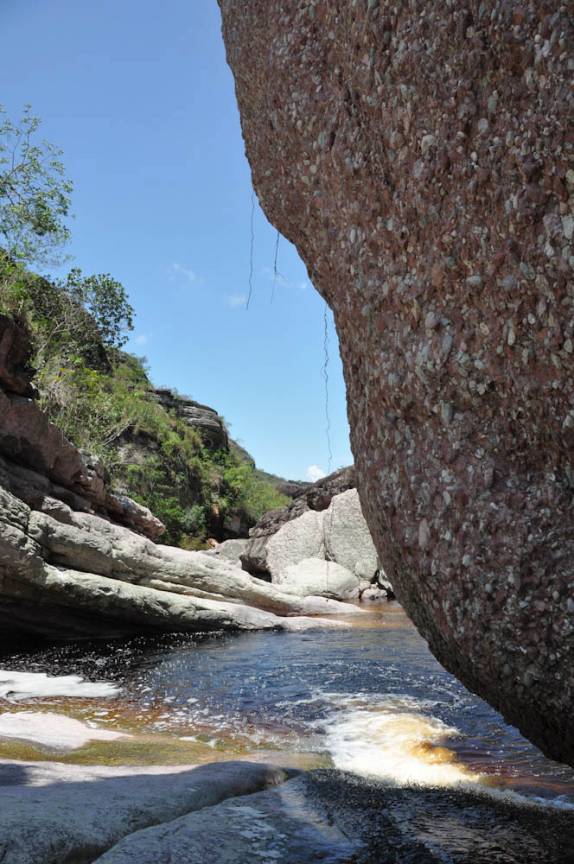 Cenário da subida do rio da Cachoeira do Sossego, com suas águas avermelhadas, em Lençóis, na Chapada Diamantina - BA Cenário da subida do rio da Cachoeira do Sossego, com suas águas avermelhadas, em Lençóis, na Chapada Diamantina - BA