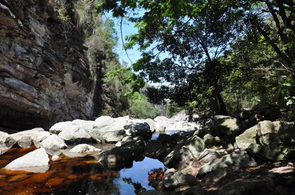 Cenário da subida do rio da Cachoeira do Sossego, com suas águas avermelhadas, em Lençóis, na Chapada Diamantina - BA Cenário da subida do rio da Cachoeira do Sossego, com suas águas avermelhadas, em Lençóis, na Chapada Diamantina - BA