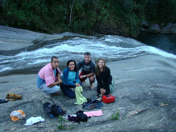 Com a Íris e o Haroldo após todos terem escorregado na cachoeira gelada em Mauá - RJ Com a Íris e o Haroldo após todos terem escorregado na cachoeira gelada em Mauá - RJ