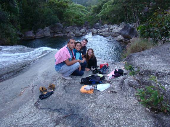 Com a Íris e o Haroldo após todos terem escorregado na cachoeira gelada em Mauá - RJ Com a Íris e o Haroldo após todos terem escorregado na cachoeira gelada em Mauá - RJ