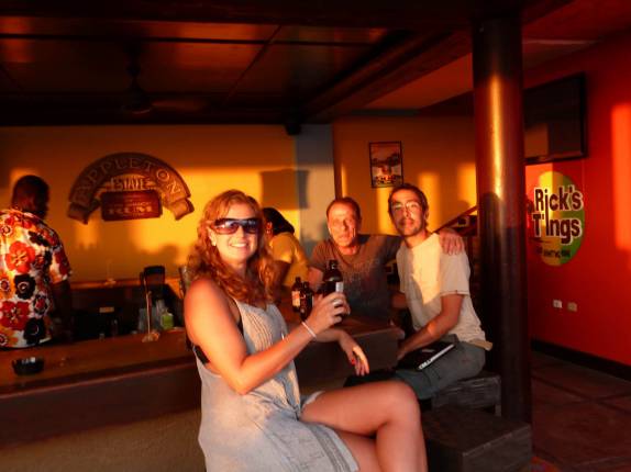 Com nosso amigo amigo Bert, no Rick's Cafe, em West End, em Negril, na Jamaica Com nosso amigo amigo Bert, no Rick's Cafe, em West End, em Negril, na Jamaica