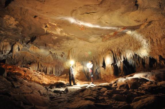 Com nosso guia Rosivaldo em um salão da Gruta dos Anjos, em Brejo do Amparo - Januária (MG) Com nosso guia Rosivaldo em um salão da Gruta dos Anjos, em Brejo do Amparo - Januária (MG)