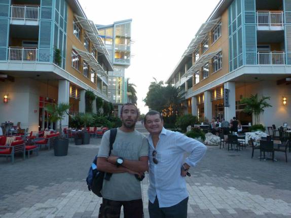 Com o André, visitando centro comercial em George Town, nas Ilhas Cayman Com o André, visitando centro comercial em George Town, nas Ilhas Cayman