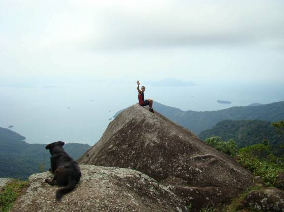 Com o Dog, no alto do Pico do Papagaio, na Ilha Grande - RJ Com o Dog, no alto do Pico do Papagaio, na Ilha Grande - RJ