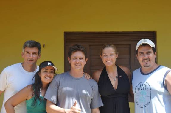 Com o Jurrewerson, dono da Pousada Ondas do Mar e o simpático casal de Vitória, Amanda e Vítor, em Fernando de Noronha - PE Com o Jurrewerson, dono da Pousada Ondas do Mar e o simpático casal de Vitória, Amanda e Vítor, em Fernando de Noronha - PE