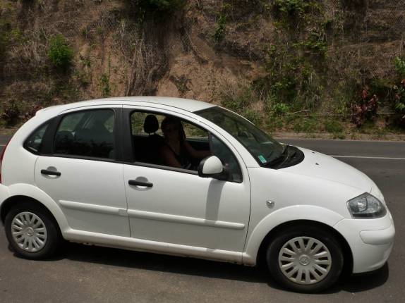 Com o nosso carro nas estradas de St. Pierre, antiga capital de Martinica Com o nosso carro nas estradas de St. Pierre, antiga capital de Martinica