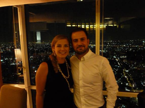 Com o Rodrigo no restaurante 51, referência ao andar em que se localiza na Torre Mayor, o mais alto prédio da Cidade do México, capital do país Com o Rodrigo no restaurante 51, referência ao andar em que se localiza na Torre Mayor, o mais alto prédio da Cidade do México, capital do país