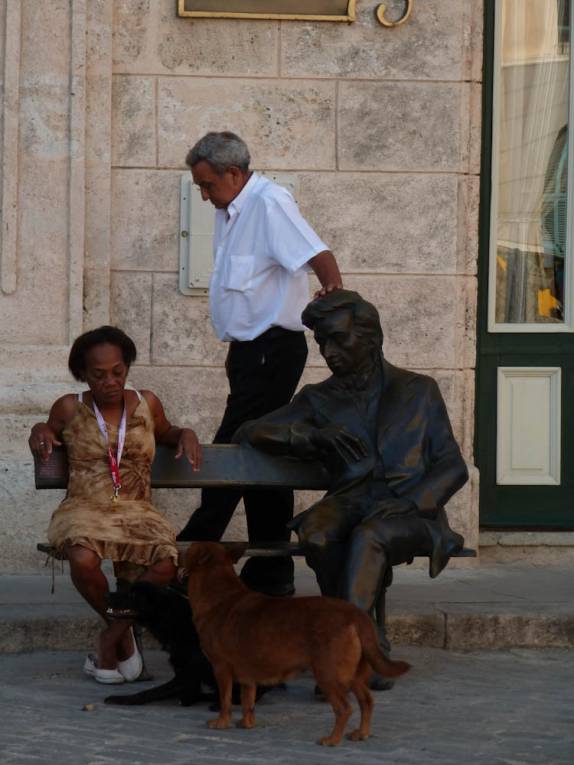 'Confraternização' em recanto do centro histórico de Havana, em Cuba 'Confraternização' em recanto do centro histórico de Havana, em Cuba