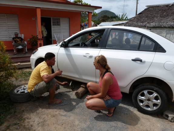 Consertando o pneu furado em Viñales, no oeste de Cuba Consertando o pneu furado em Viñales, no oeste de Cuba