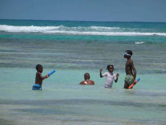 Crianças se divertem no mar de Sainte-Anne, no litoral sul de Grande Terre, em Guadalupe Crianças se divertem no mar de Sainte-Anne, no litoral sul de Grande Terre, em Guadalupe