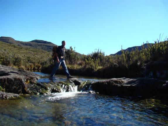 Cruzando riacho na parte alta do Parque Nacional de Chirripó, na Costa Rica Cruzando riacho na parte alta do Parque Nacional de Chirripó, na Costa Rica