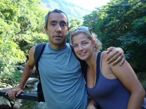 Cruzando rio na Praia do Bonete em direção à Praia das Anchovas em Ilha Bela - SP Cruzando rio na Praia do Bonete em direção à Praia das Anchovas em Ilha Bela - SP