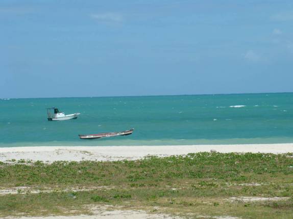 Céu azul, areias brancas e mar esverdeado na ilha de Itamaracá - PE Céu azul, areias brancas e mar esverdeado na ilha de Itamaracá - PE
