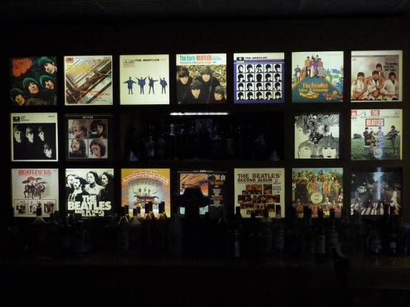 Decoração de bar em homenagem aos Beatles em Havana - Cuba Decoração de bar em homenagem aos Beatles em Havana - Cuba