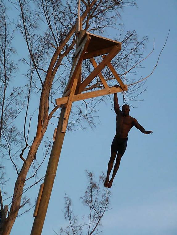 Demonstração de coragem antes do incrível salto no Rick's Cafe, em West End, em Negril, na Jamaica Demonstração de coragem antes do incrível salto no Rick's Cafe, em West End, em Negril, na Jamaica