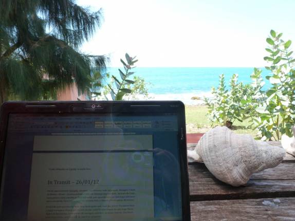 Depois do café, hora do trabalho no Jake, nosso hotel em Treasure Beach, no litoral sul da Jamaica Depois do café, hora do trabalho no Jake, nosso hotel em Treasure Beach, no litoral sul da Jamaica