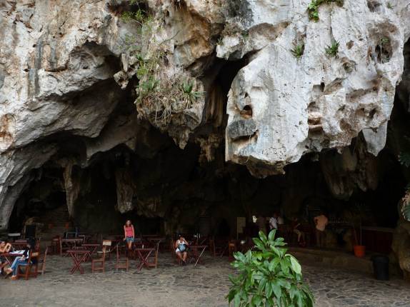 Desfrutando de um pitoresco bar dentro de uma caverna na região de Viñales, no oeste de Cuba Desfrutando de um pitoresco bar dentro de uma caverna na região de Viñales, no oeste de Cuba
