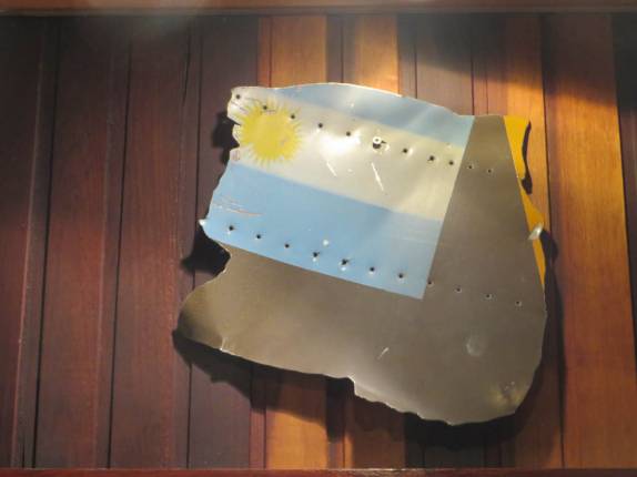 Destroço de avião argentino em museu de Port Stanley, a capital de Falkland Destroço de avião argentino em museu de Port Stanley, a capital de Falkland