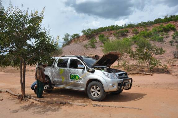 Enchendo o pneu da Fiona no Parque Nacional da Serra das Confusões, no sul do Piauà Enchendo o pneu da Fiona no Parque Nacional da Serra das Confusões, no sul do PiauÃ