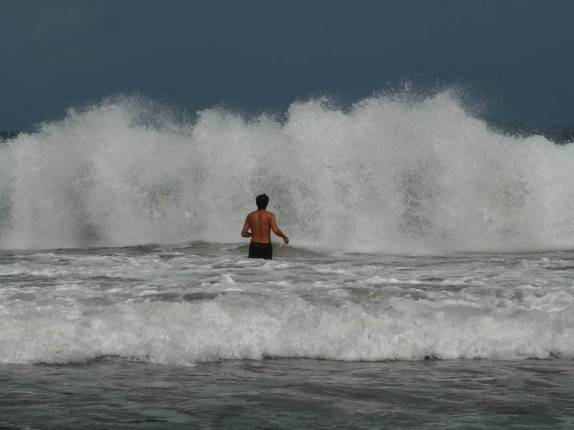 Enfrentando as ondas da praia de Grande Anse, na região de Tròis Rivières, sul de Basse Terre, em Guadalupe Enfrentando as ondas da praia de Grande Anse, na região de Tròis Rivières, sul de Basse Terre, em Guadalupe