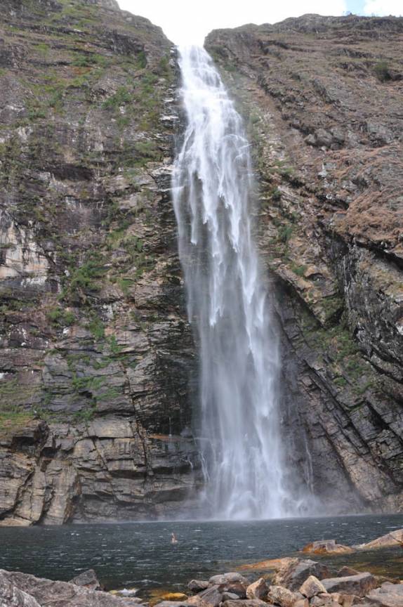 Enfrentando as águas geladas do poço da Casca d'Anta, próximo à Delfinópolis na região da Serra da Canastra - MG Enfrentando as águas geladas do poço da Casca d'Anta, próximo à Delfinópolis na região da Serra da Canastra - MG
