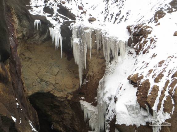 Enormes estalagtites de gelo nos paredões que circundam Neptune's Bellows, em Deception Island, na Antártida Enormes estalagtites de gelo nos paredões que circundam Neptune's Bellows, em Deception Island, na Antártida