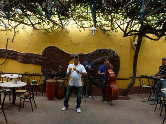 Ensaio de música cubana para o show da noite na Casa de La Trova em Trinidad - Cuba Ensaio de música cubana para o show da noite na Casa de La Trova em Trinidad - Cuba