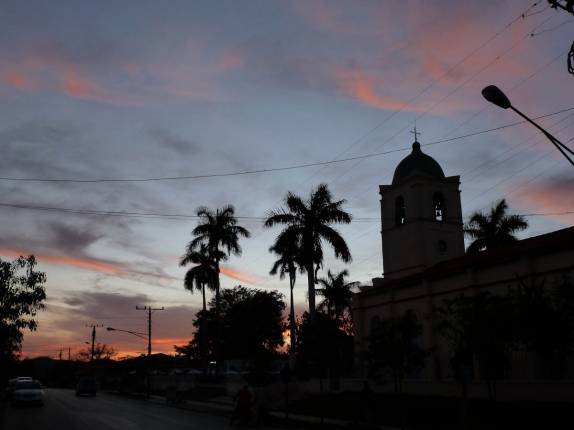 Entardecer sobre a igreja de Viñales, no oeste de Cuba Entardecer sobre a igreja de Viñales, no oeste de Cuba